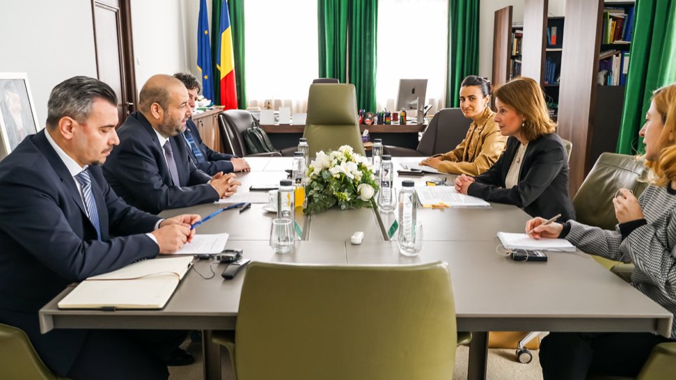 Excellent meeting with fruitful exchanges between @Nathaliedberger and President Mihai Busuioc of the 🇷🇴 Court of Accounts. The #TSI remains committed to supporting the Court's reform needs, including their ambitious digitalization process. 🤝💻