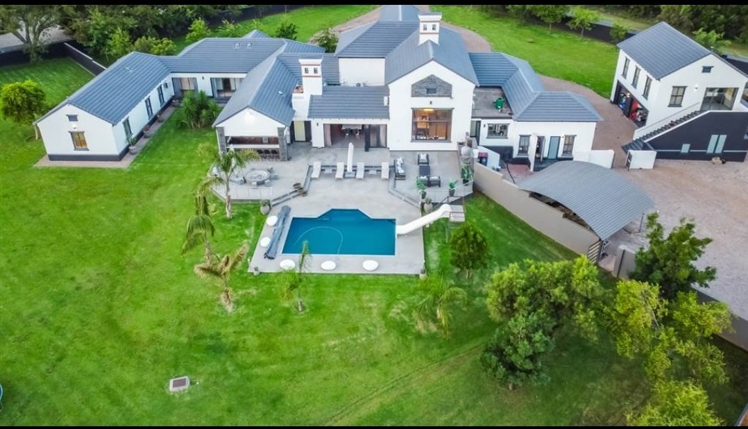 R15 million

Contemporary House in 📍 Mooikloof Equestrian Estate, Pretoria East it features
5 🛏
5 🛁 🚽
🏊
5🚙
Floor Size :900m2
Erf Size : 1 hectare
Levy R4,300
Rates R6,435