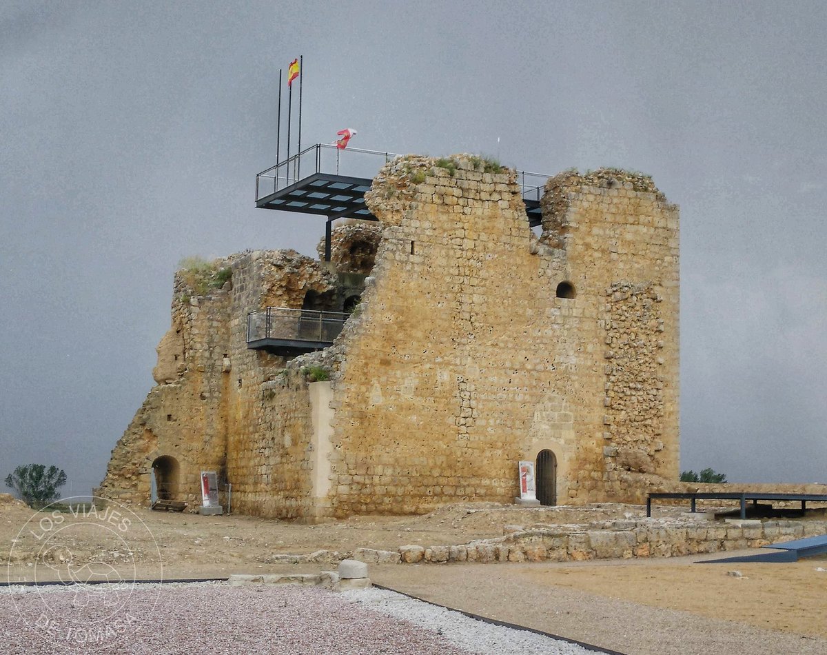 El castillo de Villagarcía de Campos (Valladolid) se encuentra en un avanzado estado de ruina, aunque visitable y consolidada. Fue un gran complejo que perteneció a los Ulloa, y lugar donde se crío Jeromín, el hijo bastardo de Carlos I, conocido al crecer como Juan de Austria.