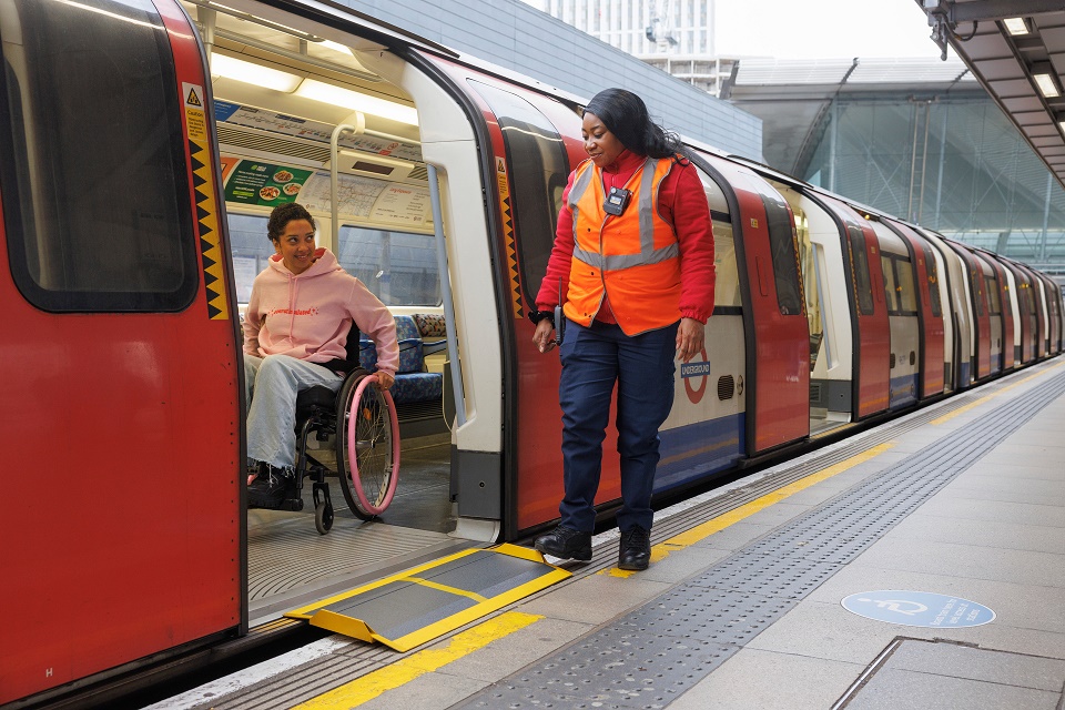 🚇 We're celebrating 25 years since the Jubilee line extension connected the West End and London Docklands. All 11 stations featured a modern design led by architect Roland Paoletti to herald the new millennium and were built step-free with lifts, ramps and level surfaces for