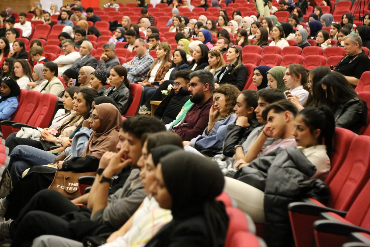 Sergi, Konferans, Defile ASÜ’de Hemşirelik Haftası Kutlandı Aksaray Üniversitesi (ASÜ) Bahar Şenlikleri kapsamında, her yıl 12-18 Mayıs tarihleri arasında kutlanan Hemşirelik Haftasına özel sergi, defile ve konferanstan oluşan bir dizi etkinlik yapıldı 🔗aksaray.edu.tr/sergi--konfera…