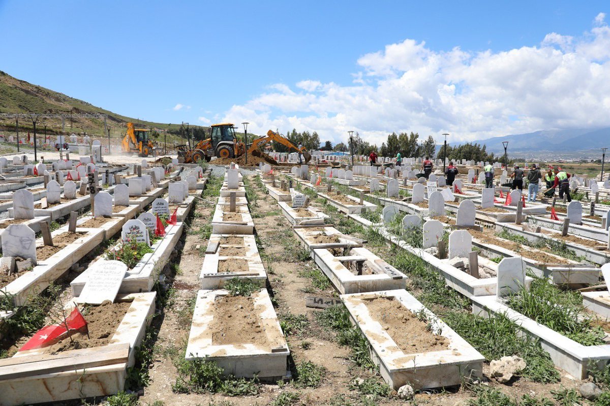 Sel felaketi sonucu Antakya'da zarar gören Narlıca Deprem Şehitleri Mezarlığı'nda bakım, onarım ve yenileme çalışmaları başlatıldı.