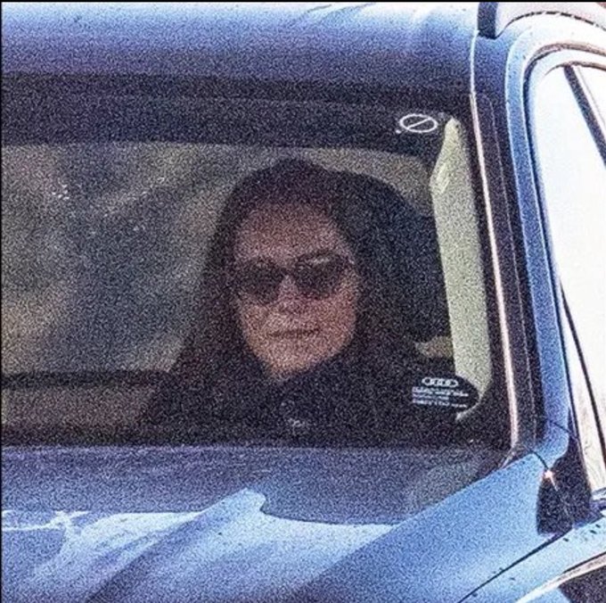 badmom46773791's tweet photo. Have The Middletons been silenced ?
This is not Kate with the bruises around the eyes.
#WheresKate
#TheMiddletons https://t.co/mO4Xvkx92N