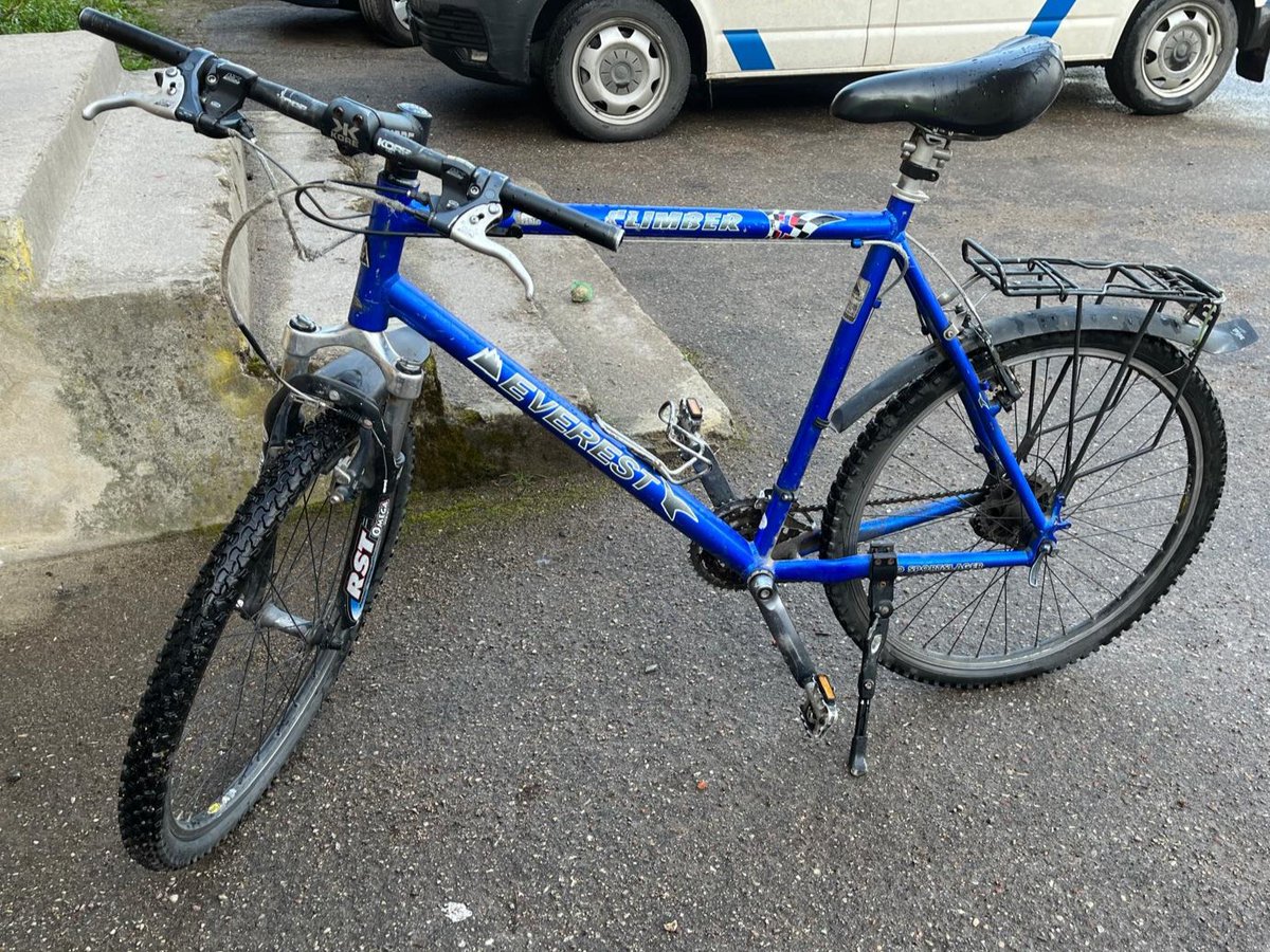 Valsts_policija's tweet image. Valsts policijas Kurzemes reģiona pārvaldes Ziemeļkurzemes iecirknī Talsos, Akmeņu ielā 5 nogādāts🚲 zilas krāsas velosipēds “Everest Climber”, kas atrasts Talsu novada, Lībagu pagasta, Mundigciemā. aicina aplūkot velosipēdu un atsaukties tā likumīgo īpašnieku, zvanot 63202707.