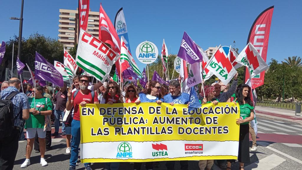 YOLANDACCOOMA's tweet photo. Gran éxito de la manifestación de hoy por la #Huelga14M. Desde @CCOOEnseMalaga gracias por vuestra asistencia. Seguimos defendiendo la #escuela #pública ❤️ https://t.co/j4eD72R9iR