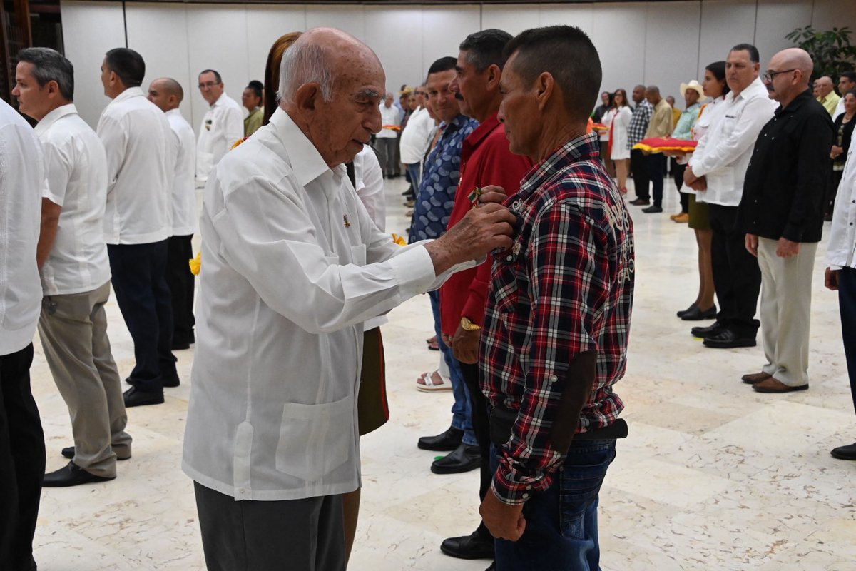 Felicitamos a los hombres y mujeres condecorados como parte de las celebraciones por el 65 aniversario de la Ley de Reforma Agraria y Día del Campesino. La labor que ustedes realizan es indispensable para el desarrollo socioeconómico de nuestro país.
#GenteQueSuma