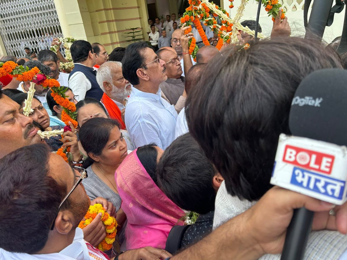 Bihar: Senior leaders of BJP and other political parties offering floral tributes to mortal remains of senior BJP leader and former Deputy CM #SushilKumarModi at the premises of Bihar Legislature.

His last rites will be performed at Digha Ghat in Patna with full state honours on