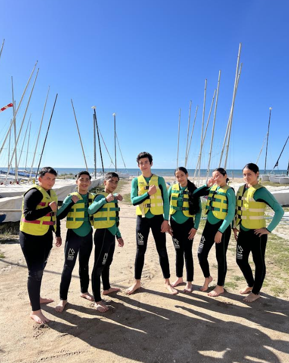 IEdelPrat's tweet photo. La setmana passada alguns alumnes de 1r d'ESO vam realitzar diversos tallers amb el Centre Municipal de vela del Prat, vam veure els velers i com es preparen per sortir a la mar, vam realitzar un taller de nusos i també vam gaudir de l’activitat de BodySurf. Un matí genial! https://t.co/64pT5GWSWx