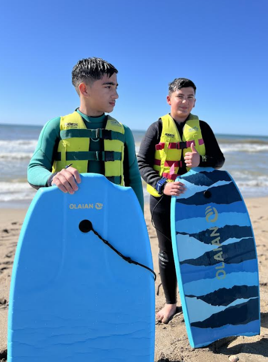IEdelPrat's tweet photo. La setmana passada alguns alumnes de 1r d'ESO vam realitzar diversos tallers amb el Centre Municipal de vela del Prat, vam veure els velers i com es preparen per sortir a la mar, vam realitzar un taller de nusos i també vam gaudir de l’activitat de BodySurf. Un matí genial! https://t.co/64pT5GWSWx