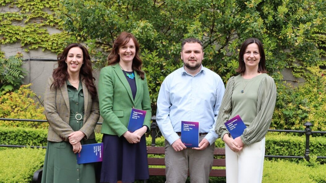 The @YoungAcademyIrl recently celebrated their 1st anniversary by unveiling their Strategic Plan for 2024-2028! The Plan is available for viewing & download in English or in Irish on the YAI website: bit.ly/4b8sQX1 #YoungAcademyIreland #YAIYearOne #YAIResearchForChange