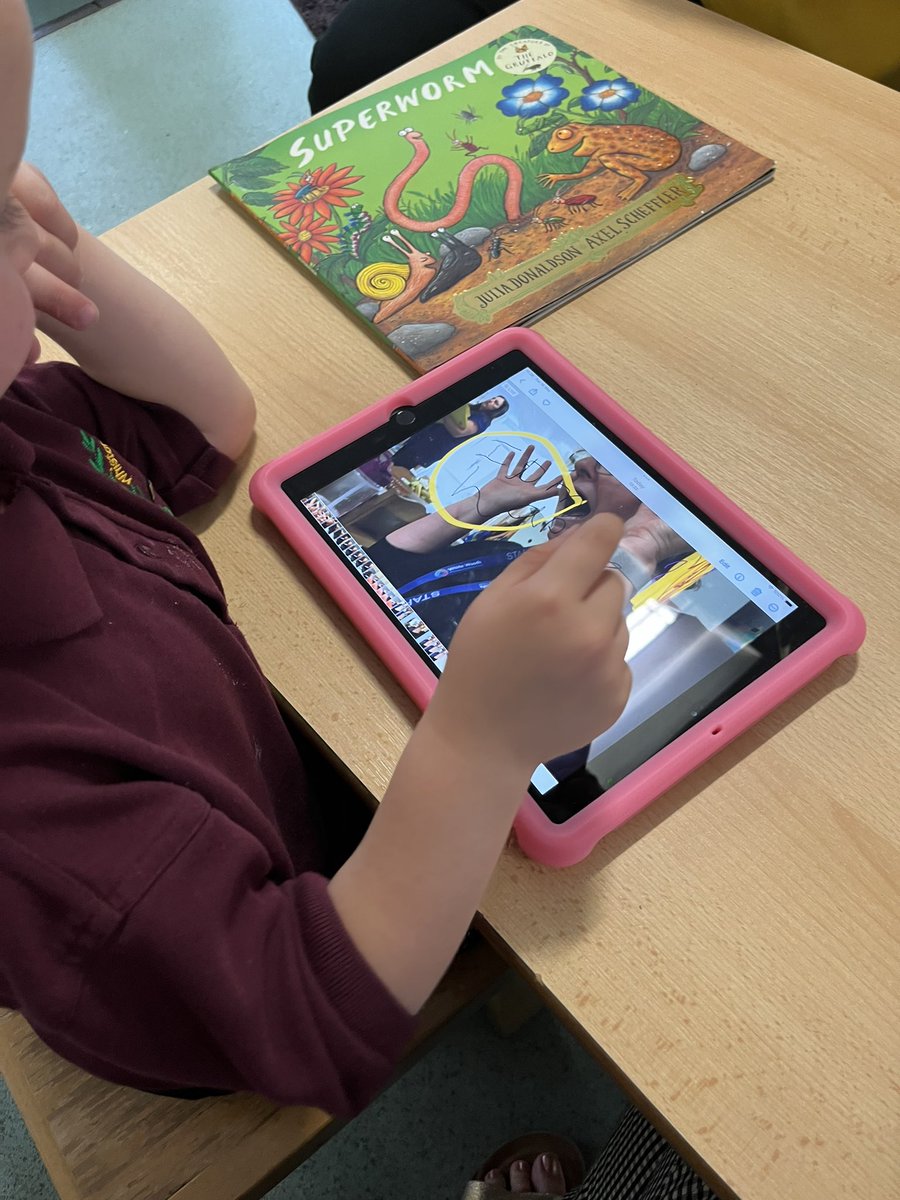 Curious kids in @WorrygooseEYFS exploring drawing using #iPads on the fabulous @Seesaw app 🥰😍📱