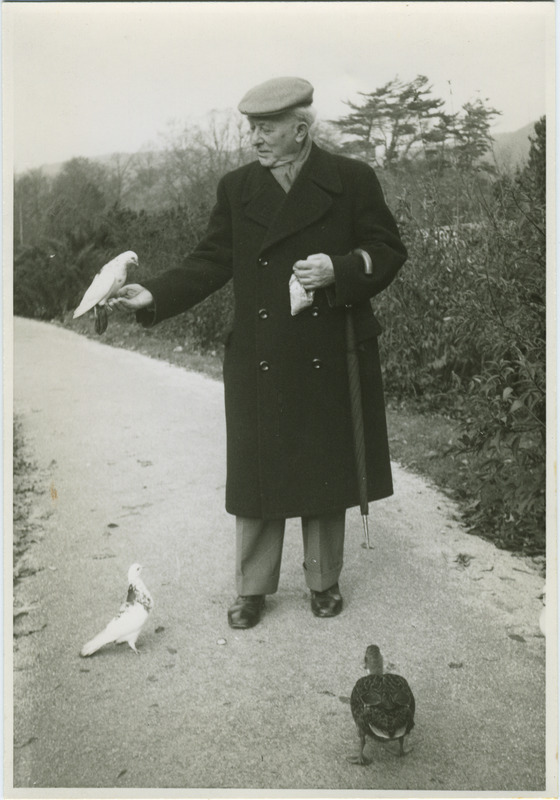 Max Born, who coined the term 'quantum mechanics,' mentored Heisenberg, and exchanged ideas with Einstein, takes time off from his calculations to feed some friendly birds. Fun fact: Singer and actress Olivia Newton-John was his famous granddaughter. lbi.org/griffinger/rec…