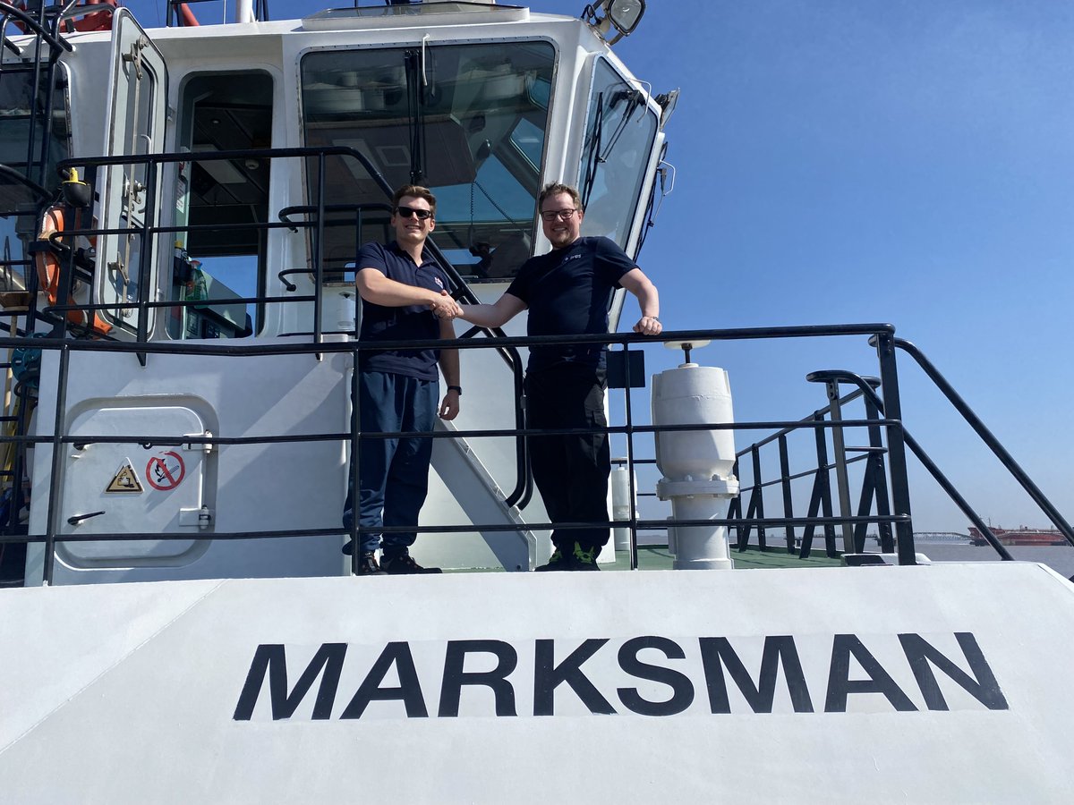 Chief Officer Kristian, from DFDS Petunia Seaways came onboard the Marksman recently as part of his pilot exemption certificate and observed the Samskip Skaftafell docking into Immingham dock!🚢