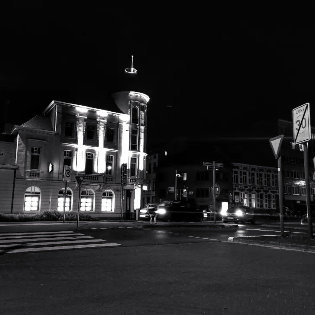 ᴮʸ ⁿⁱᵍʰᵗ.
Under the cloak of darkness, the world transforms, revealing its nocturnal secrets.

#myphoto #staddendermonde #belgium🇧🇪 #streetphotography #bynight