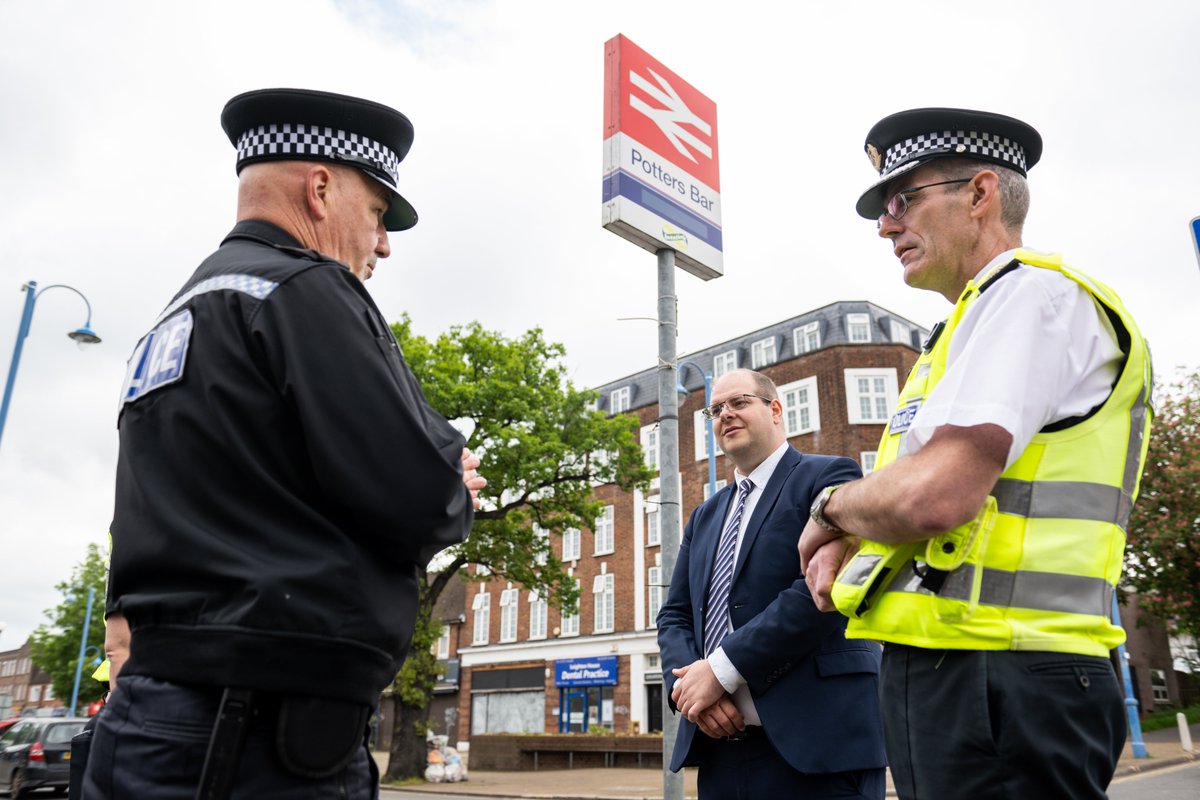 In his first full week in office Jonathan Ash-Edwards has held his first meeting with the @HertsPolice Chief Constable.
He focused on those issues raised  the public during the PCC election.
These included residential burglary, shoplifting, firearms licensing, high impact crimes