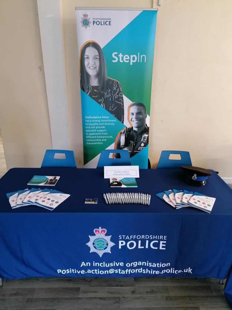 Our team are at Wightwick Hall School today speaking with students about careers in Policing! @StaffsPoliceCC @StaffsPolice @benadams4staffs