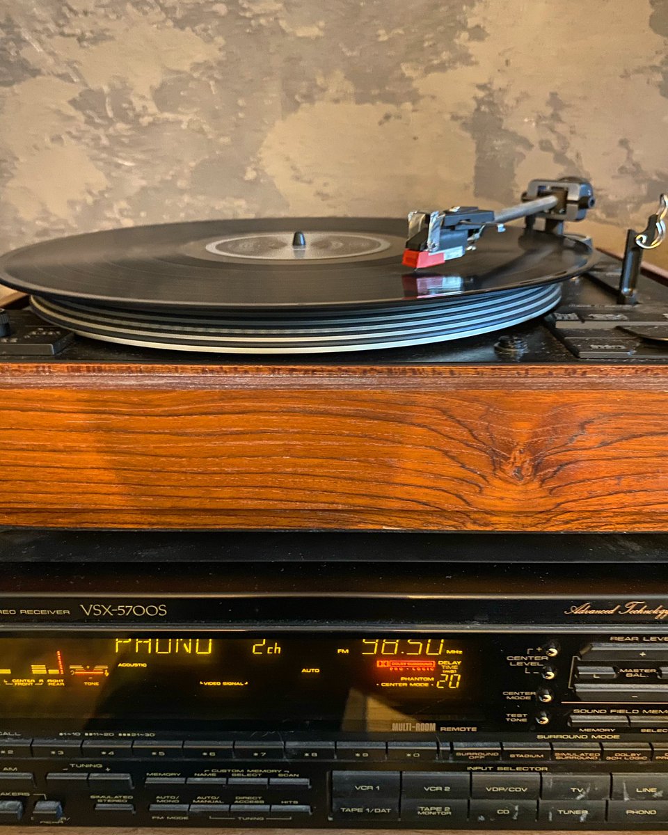 OLD TECH … ALWAYS WORKS 🤩🎶🎧❤️😍

#stefanosemprini #music #musician #singer #singersongwriter #oldtech #oldtechnology #vynil #instamusic #instagood #instapic #instamood #instagram #twitter #tiktok #facebook