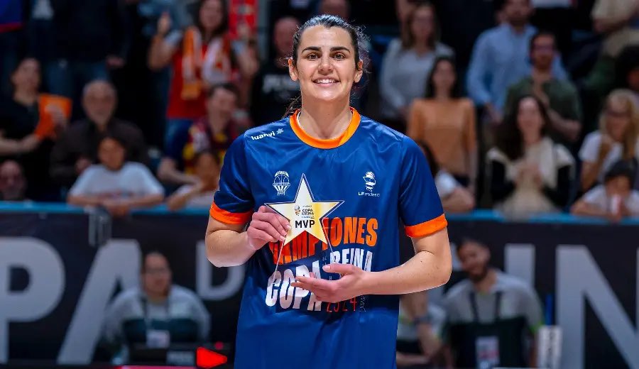 Deportista canaria de la temporada 23-2024: Aunque quedan aún los Juegos Olímpicos …, no cabe duda que los tres títulos nacionales de Leticia Romero (Agüimes, 1995) con la camiseta del Valencia le colocan en un inmejorable puesto de salida. @LeticiaRomero95 volvió a explotar.