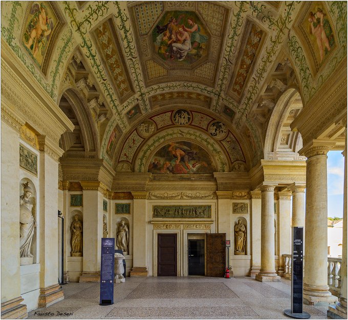 Logia de David. Detalle del Palacio de te de Mantua. Es un buen ejemplo del manierismo en la arquitectura y la obra maestra reconocida de Giulio Romano. #arquitectura