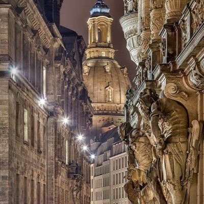 La 'Frauenkirche' Dresde-Alemania, destruida en los bombardeos de 1945 y reconstruida igual que la anterior. Durante la reconstrucción se volvió a emplear parte de las piedras, colocándolos donde estuvieron originalmente. 'Símbolo de destrucción y reconciliación' #arquitectura