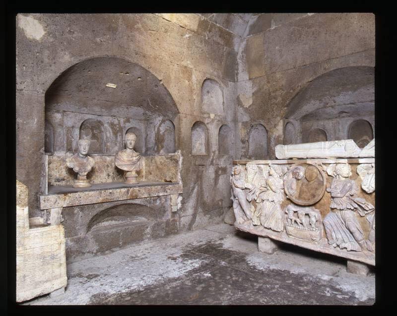 Tumba romana en Colonia-Weiden, Aachener Straße 1328 , es una cámara de la tumba subterránea ( hypogaeum ) #arqueología