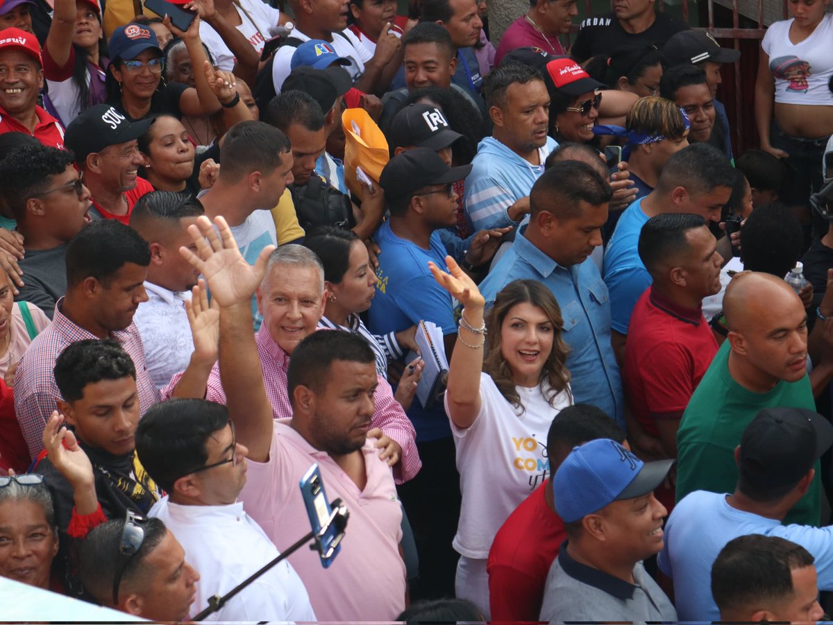 Gabriela Chacon (@gabrielaessucre) on Twitter photo #VenezuelaVaPaArriba
Hermosa movilización en Petare, todos unidos en defensa de las políticas sociales del presidente <a href="/NicolasMaduro/">Nicolás Maduro</a>. Tenemos una fuerza revolucionaria que rechaza las sanciones y bloqueos, nuestra Patria se respeta ¡Vamos! 🇻🇪❤️ #VenezuelaVaPaArriba
Hermosa movilización en Petare, todos unidos en defensa de las políticas sociales del presidente <a href="/NicolasMaduro/">Nicolás Maduro</a>. Tenemos una fuerza revolucionaria que rechaza las sanciones y bloqueos, nuestra Patria se respeta ¡Vamos! 🇻🇪❤️