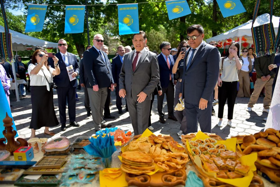 BishkekInt's tweet photo. A #charity diplomatic fair took place in #Bishkek. Visitors had the opportunity to purchase various goods and sample the national dishes and drinks of the represented countries. All proceeds from the fair will be used for charitable purposes. https://t.co/iLMtctSeuh