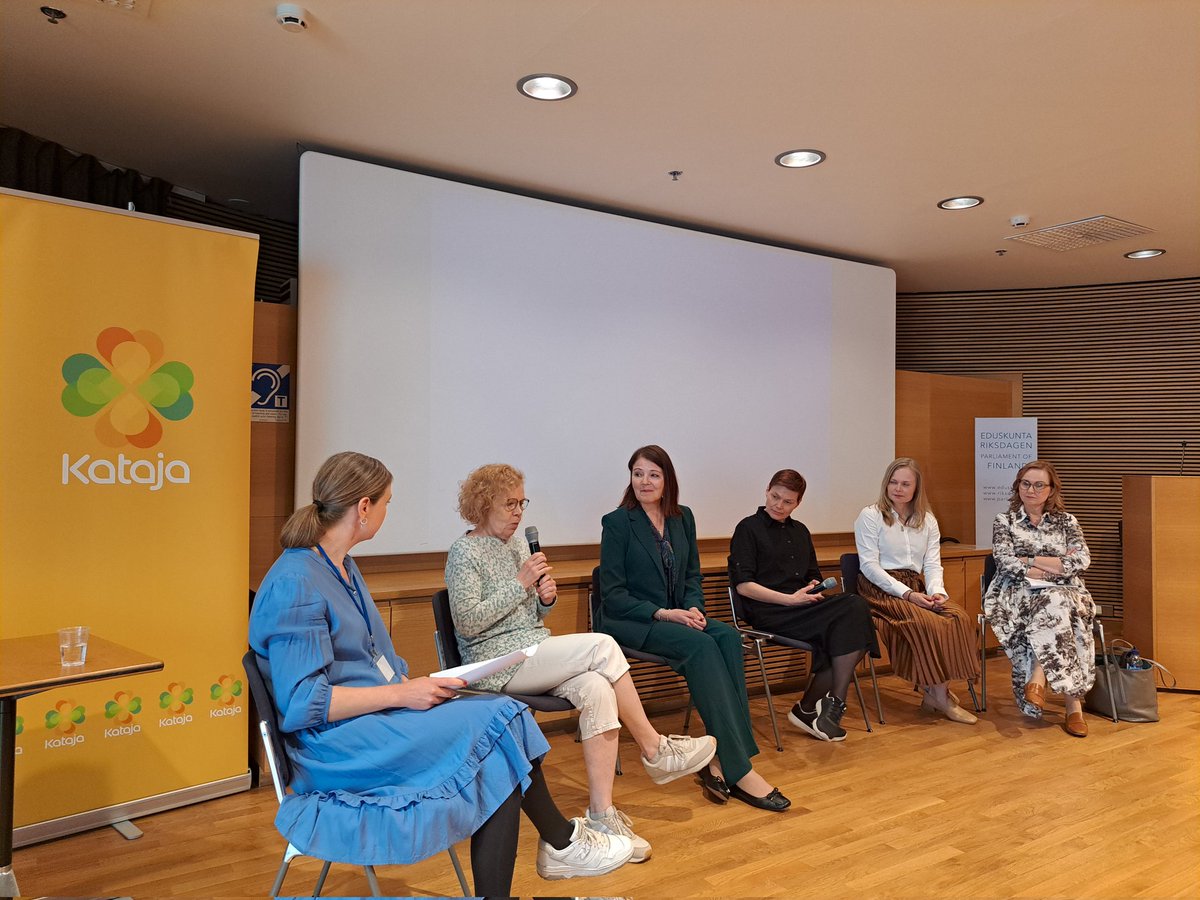 Onko palvelujärjestelmässämme mahdollista kysyä, että mitä asiakkalle kuuluu - ja myös ottaa vastaan se mitä hän kertoo, vaikkei se olisi juuri se oire tai vaiva, jonka vuoksi vastaanotolle on tultu, pohtii Sirpa Salonen paneelikeskustelussa Parisuhdeverkoston tilaisuudessa.