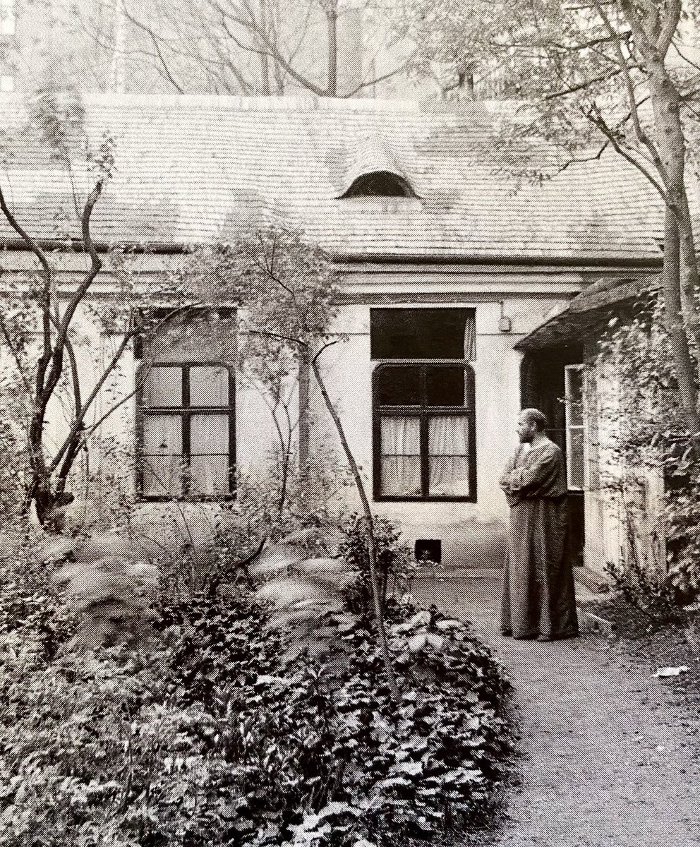Gustav Klimt im Garten vor seinem Atelier in der Josefstädter Straße 21 im 8. Wiener Gemeindebezirk, um 1910