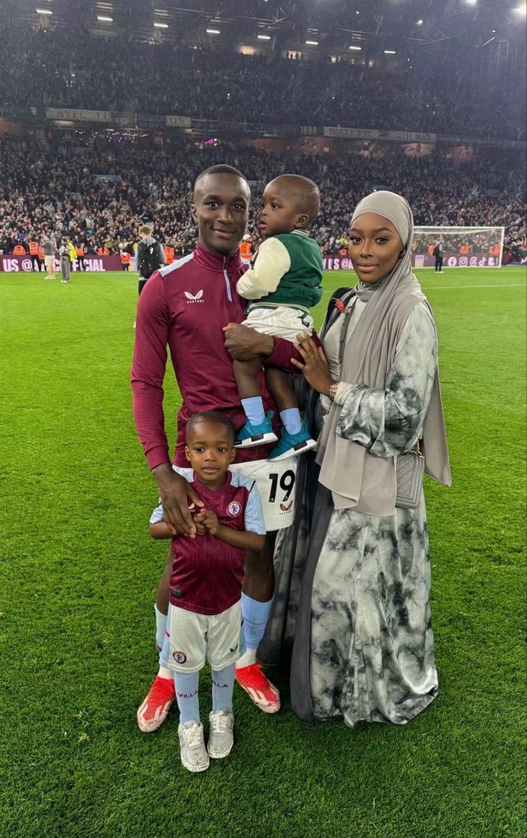 Moussa Diaby and his family at Villa Park. 🤎