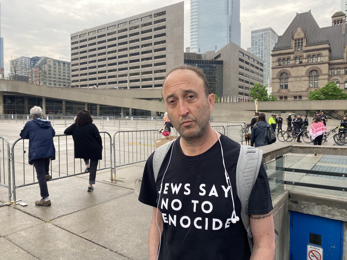 Gur Tsabar of “Jews for Free Palestine” says the City of Toronto and Mayor @oliviachow have chosen sides by pushing protestors away from the Israeli flag-raising. He expressed severe disappointment in protest veteran Chow, saying she needs to tell police about Charter rights