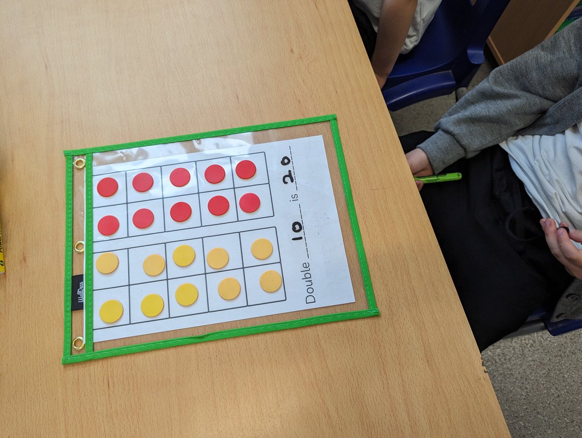 Doubling in Year 1 @ManorParkSchSM1 Using side by side tens frames and double sided counters allowed children to physically represent each double. They also filled in the stem sentences and wrote out their own equations! #WeAreLEO #CPA