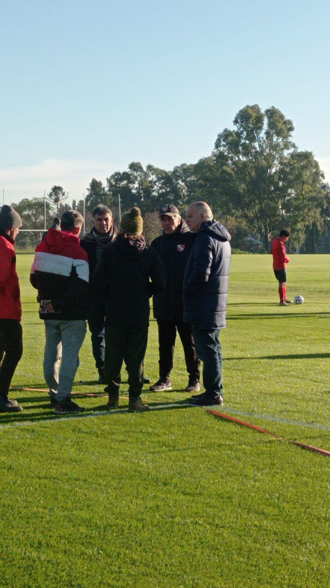 Néstor Grindetti estuvo en el predio de Villa Domincio. Hubo una charla con Carlos Tévez previo al entrenamiento Luego reunión con Tocalli para recorrer el predio.