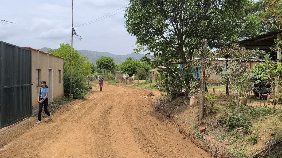 sulmeavila's tweet photo. #14Mayo Seguimos Trabajando en la Conformación de Vía Rural en la Comunidad de Vista Hermosa en su segunda etapa. #VamosPorMás https://t.co/rNVrczyuz3