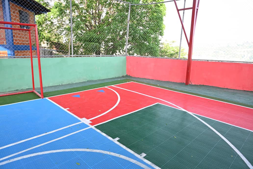 Informo la alcaldesa @gestionperfecta que en San Agustín, sector La Televisora, está casi lista la cancha deportiva y la rehabilitación integral de fachadas, están en la fase de instalación de techo y piso del espacio deportivo. #VenezuelaVaPaArriba 🇻🇪 #14May #oriele #sergetti