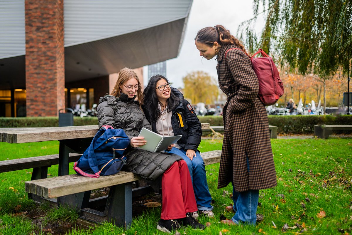 Zorg is breder dan alleen een afspraak bij een huisarts of specialist. Toch weten huisartsen en sociaal werkers elkaar in de praktijk moeilijk te vinden. Dat moet anders, vinden het LUMC en @HSLeidenNL ➡️ ap.lc/uFgqO