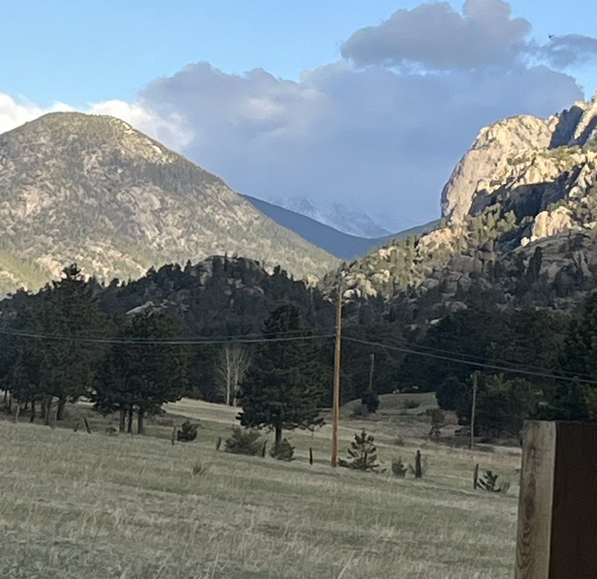 ivagonefishing's tweet photo. Looking a bit stormy over the Rocky Mountains this morning ! Had some rain and hail yesterday. Flowers staring to come up .
Have a beautiful Tuesday friend
๐๏ธ ๐ง๏ธ ๐บ๐ธ #estespark #beautifulCO https://t.co/ENo1WCn2Cu