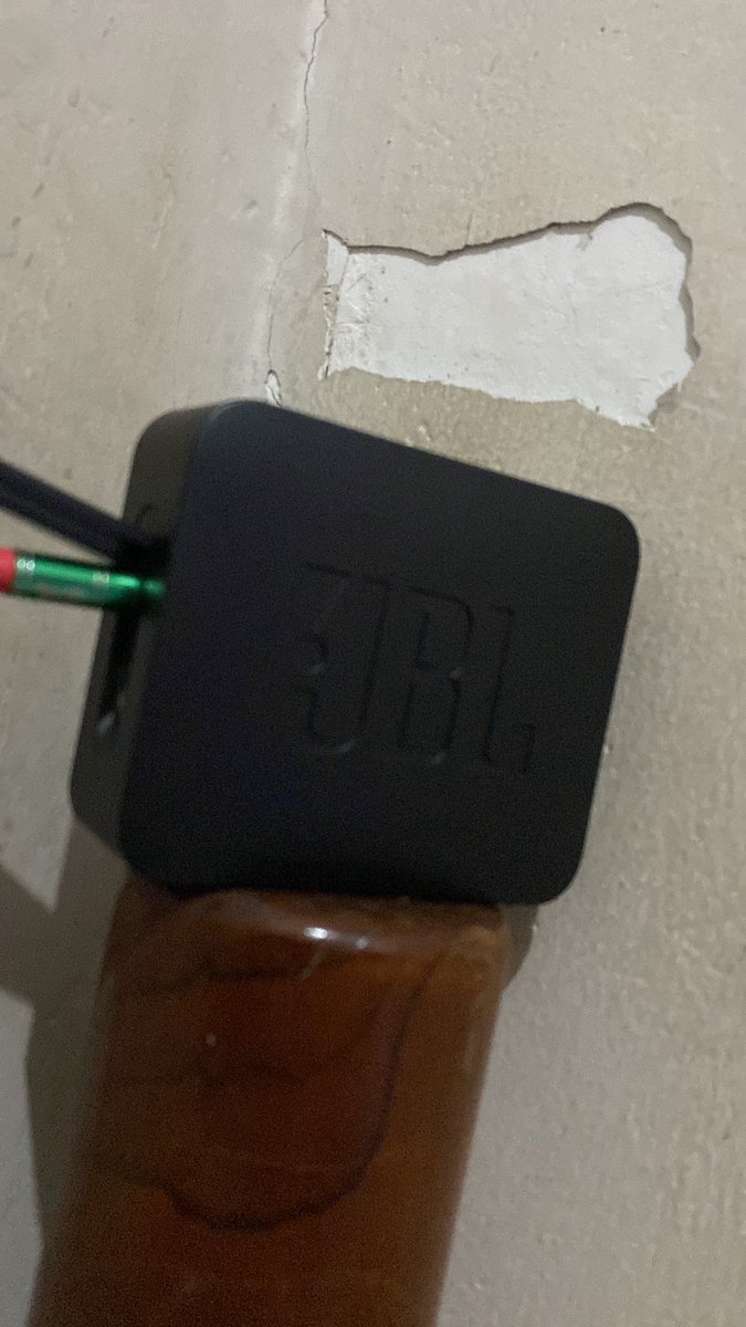 atwitra's tweet photo. Maap mau nanya nih… saya bukan orang listrik jadi cma pengen tau doang ni kan speaker subwoofer gua rusak krn modulnya uda umur… kalo dganti pake modul speaker portable jbl gni sabi ga ya? Soalnya bassnya enak banget cma apalah daya speaker kecil jdi ga senendang yg subwoof https://t.co/u6NnKFORBJ