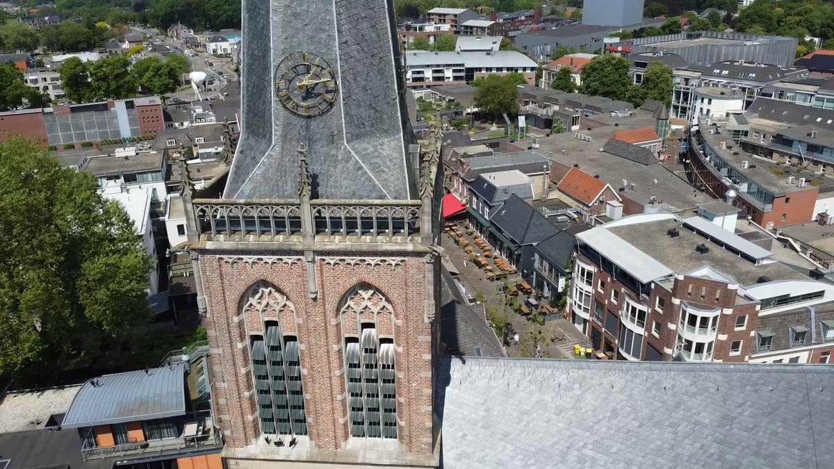 VIDEO | Europapa galmt vanuit de Catharinakerk door het centrum van Doetinchem. 'Joost houdt wel van creatieve en snelle ideeën' bit.ly/44KTT8W