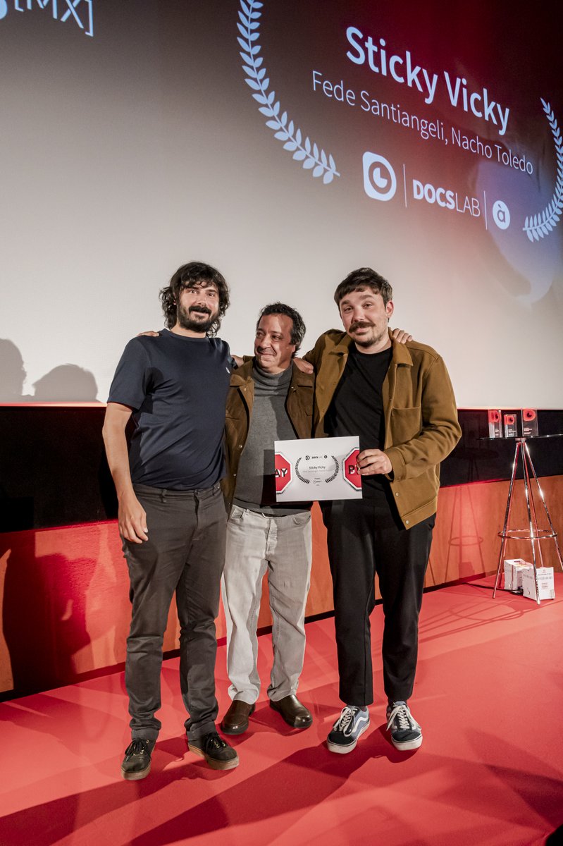 🛑 Fede Santiangeli y Nacho Toledo con 'Sticky Vicky' ganaron el Premio @DocsMX: viaje, hospedaje y acreditación para DocsLab en México, valorados en 3.000 €, entregados por Inti Cordera.
