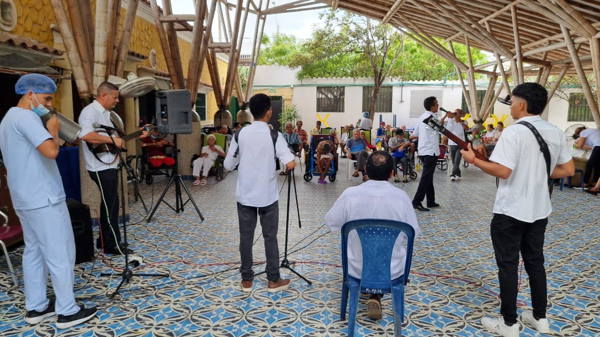 Gracias al grupo LIVOS MUSIC de la Casa Ludica por este homenaje a las madres del Hogar San Camilo.