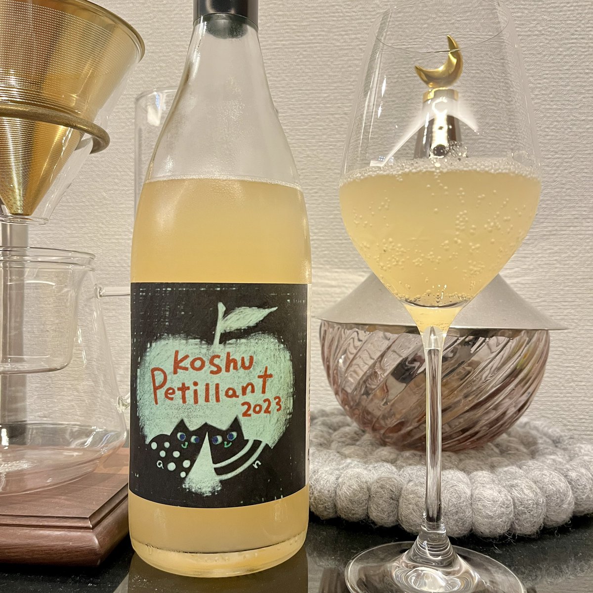 三養醸造

甲州ペティヤン2023

新発売ワインをいただきますか。

んっ‼️💥
ジュースの「MATCH」みたいな微炭酸🍹
味もスッキリ、フレッシュオレンジの様な果実感🍊
甘くなく、風呂上がりにグイッといけて最高🍷

ゼリーやフルーチェとか合う感じ✨
ドライフルーツとかつまみにも良いね👍