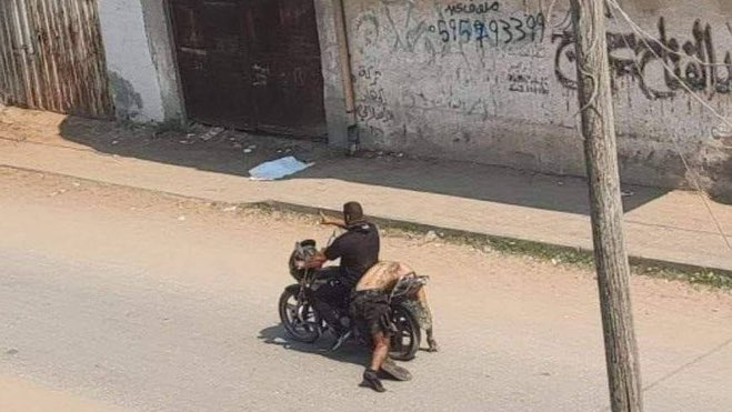 Los terroristas de Hamás no sólo se cebaron con las mujeres, también le hicieron esto a los hombres: ahí va un 'inocente civil palestino' con un judío asesinado en la parte trasera de su motocicleta. Un trofeo, como lo llaman en Gaza.