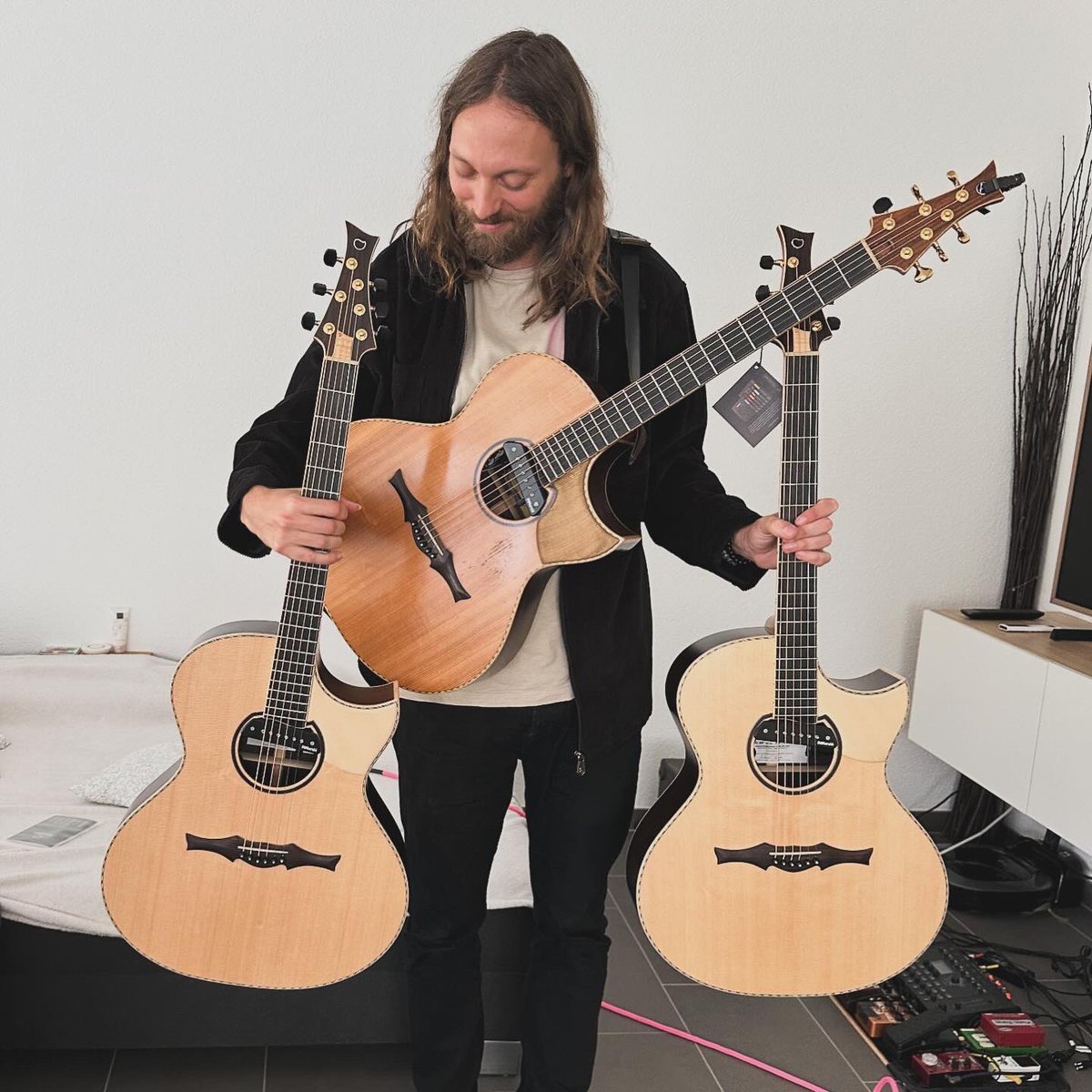 Want a guitar with an awesome name? Then look no further!

It’s new guitar day here. I love these things!

cuntz-guitars.de/en/instruments…

#guitar #acousticguitar #luthier
