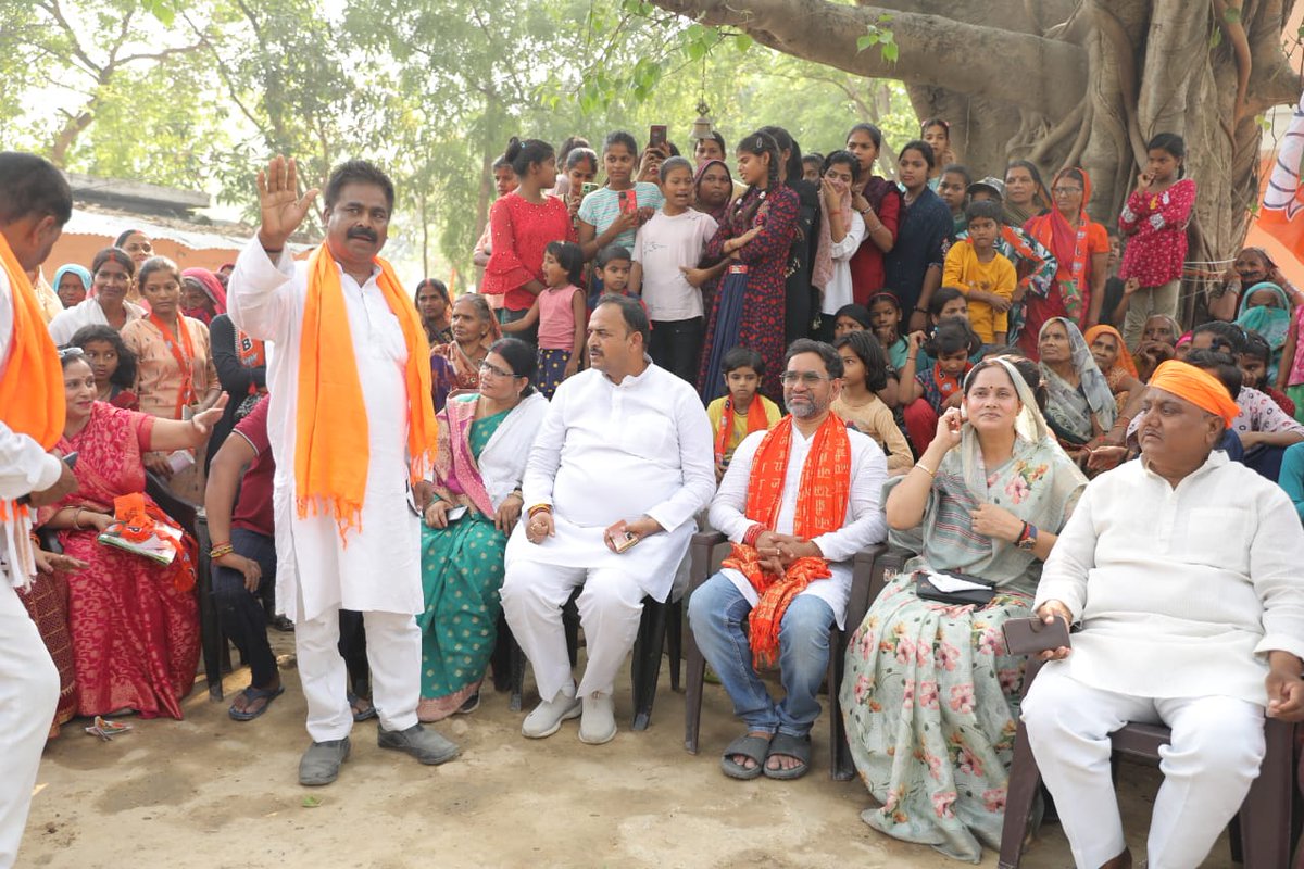 सगड़ी विधानसभा के हरैया मंडल अंतर्गत बछउर गांव में घर-घर जाकर देवतुल्य जनता से संपर्क-संवाद किया तथा उनका स्नेह एवं आशीष प्राप्त किया। इस दौरान अधिक से अधिक मतदान कर आशीर्वाद देने का आग्रह किया।