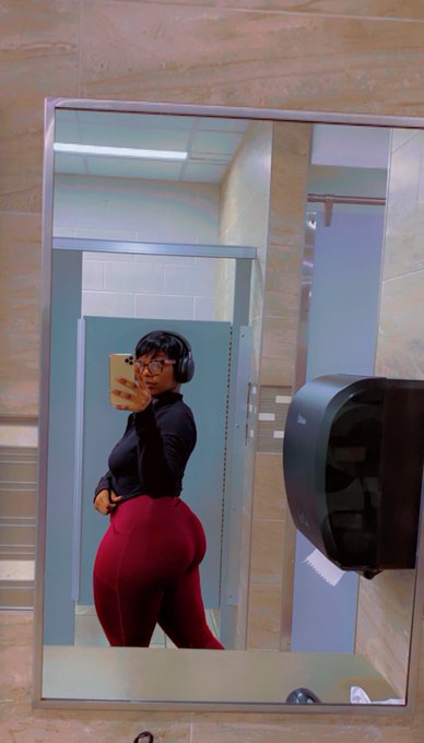 Watch Kimstaxxx 💋👅💦's leaked NSFW photo on TwXstars