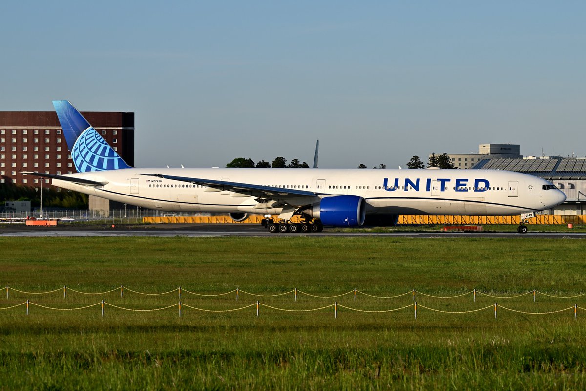 NRT/RJAA May 11,2024
United Airlines UA837［RWY16R↓］
Boeing 777-300(ER) Reg.N2749U
少しくたびれ感が出て来た新塗装77W。