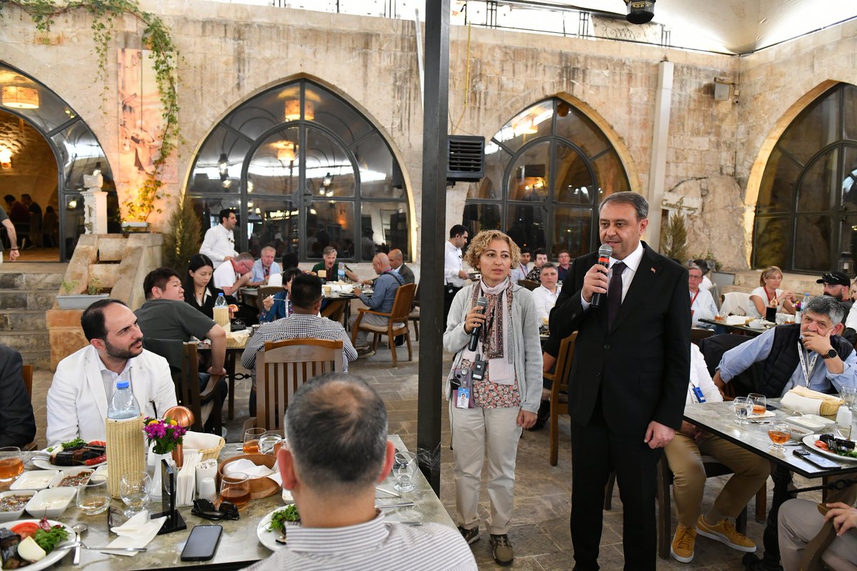 Yurt Dışı Seyahat Acentalarının Yöneticileri ile bir araya geldik. Türk Hava Yolları ile Kültür ve Turizm Bakanlığının düzenlediği tur programı kapsamında Şanlıurfa’ya gelen dünyanın her bölgesinden acenta yöneticilerine İlimizin doğal ve kültürel zenginliklerini, turizmden