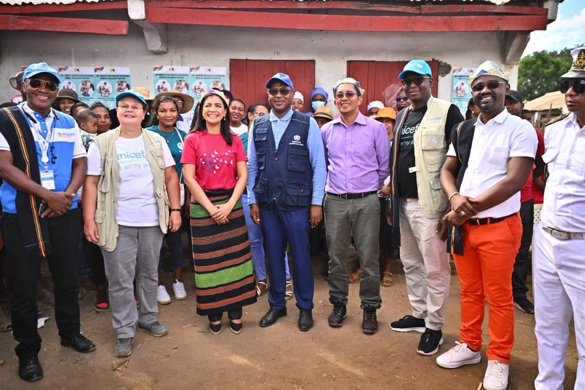 Lancement officiel de la campagne polio dans le district d’Ampanihy avec la vaccination des enfants de moins de 15 ans dans les écoles et les ménages Fort engagement de la Marraine de la vaccination @MialyRajoelina et des autorités locales ainsi que les partenaires de l’IMEP