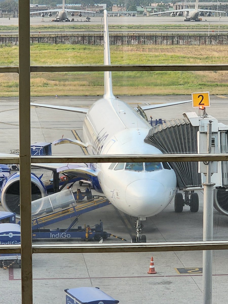 Hello from 2A onboard @IndiGo6E 's 3 year old #A320neo acquired from the world's largest lessor - @AerCapNV. This Hello 6E cover is special given 6E and VLO both have a Dutch connection. And all of it has an #aviation angle. As do most things 😉 #AvGeek #PaxEx